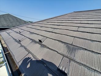 塗装が劣化したスレート屋根の調査