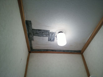 室内天井には雨漏りの養生を行った形跡がありました