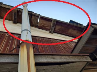 地震によりセメント瓦屋根の袖瓦が落下