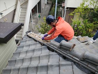 棟取り直し工事にてのし瓦を銅線で固定します