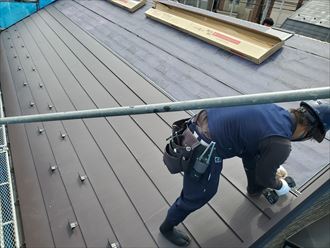 屋根カバー工事にてスーパーガルテクトフッ素を設置