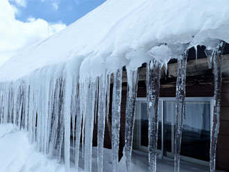 すがもれは屋根に積もった雪が氷になり溶けて室内に漏水する現象です