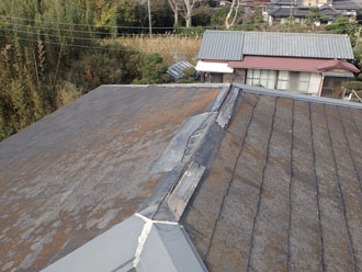 頂上の棟板金が飛散しています