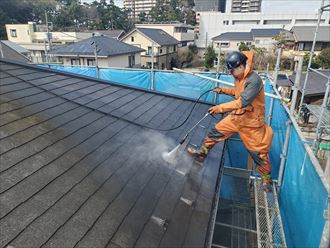 屋根塗装工事にて高圧洗浄