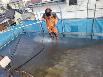 屋根塗装工事にて高圧洗浄の様子