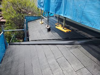 屋根塗装工事にて下屋根の塗装完了
