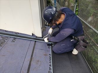 屋根カバー工事にて雨押え水切りを設置