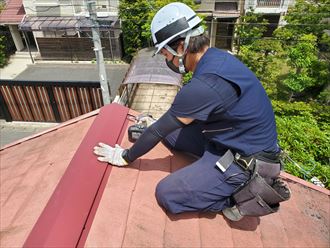 棟板金交換工事にて新しい棟板金を設置