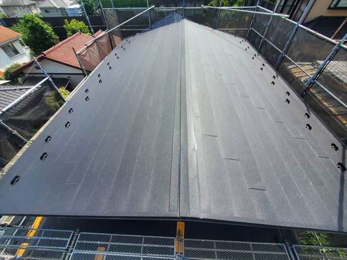 千葉市中央区にてスーパーガルテクトを使用した屋根カバー工事が完了