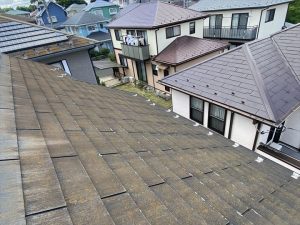 コロニアル材の劣化が進んでいますので屋根葺き替え工事をご提案しました