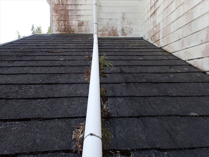 防水性が低下したスレート屋根の調査