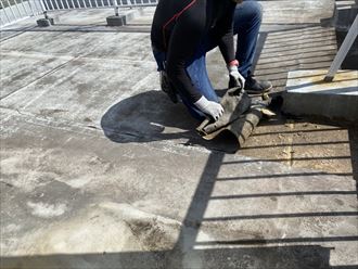 陸屋根防水工事にて既存のシートを撤去