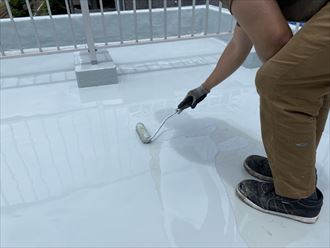 ウレタン塗膜防水工事にて2層目塗布の様子