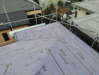 屋根カバー工事にてルーフィング敷設