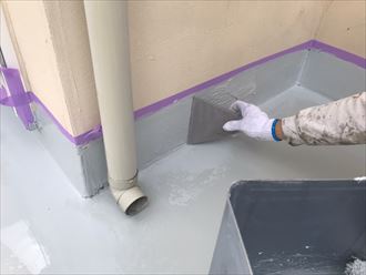 ウレタン塗膜防水通気緩衝工法にて2層目の防水材を塗布