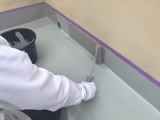 ウレタン塗膜防水通気緩衝工法にてトップコートを塗布