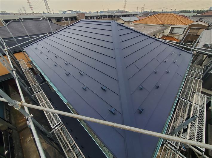 スーパーガルテクトを使用した屋根カバー工事が完了