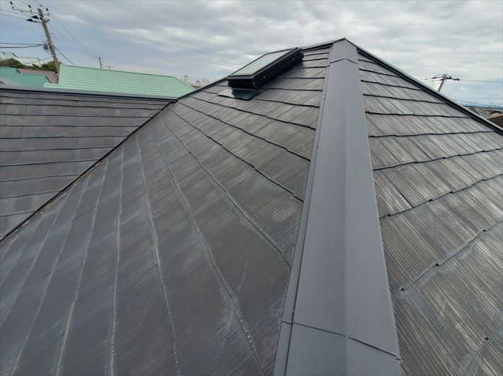 塗膜が晴れて防水性が低下しているスレート屋根