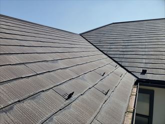 塗膜が剥がれて防水性が低下しているスレート屋根
