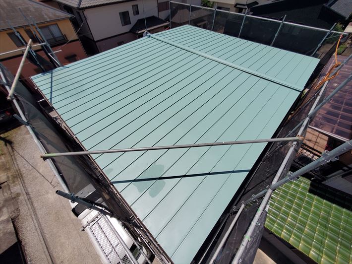 千葉市中央区にて雨漏りが発生した瓦棒屋根からスタンビーへの屋根葺き替え工事を実施 色はバンブーグリーンになります