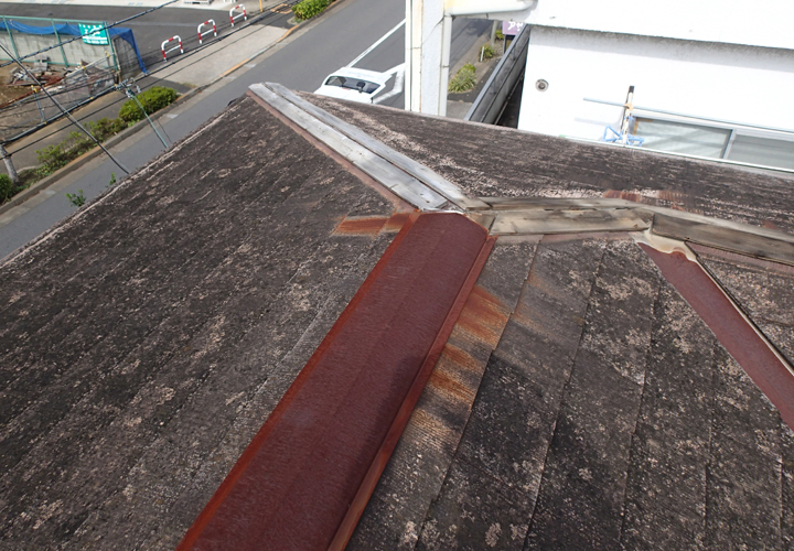 柏市高田で棟板金が錆びて飛散しており下地貫板の腐食が進んでいました