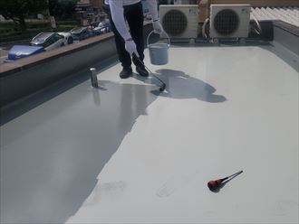 ウレタン塗膜防水通気緩衝工法にて陸屋根防水工事、トップコート塗布