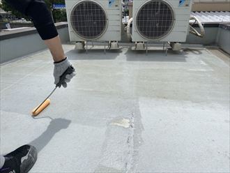 ウレタン塗膜防水通気緩衝工法にて陸屋根防水工事のプライマー塗布
