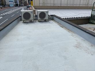 ウレタン塗膜防水通気緩衝工法にて陸屋根防水工事のプライマー塗布の様子