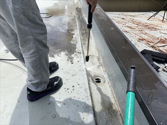 ウレタン塗膜防水通気緩衝工法にて陸屋根防水工事の洗浄工程