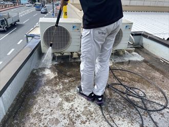 ウレタン塗膜防水通気緩衝工法にて陸屋根防水工事の洗浄工程