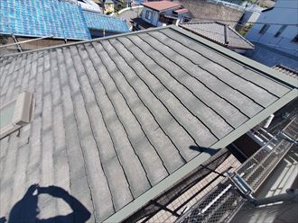 屋根塗装工事にて高圧洗浄を行い汚れや苔を除去