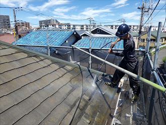 屋根塗装工事にて高圧洗浄作業の様子