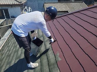 屋根塗装工事にて中塗りの様子