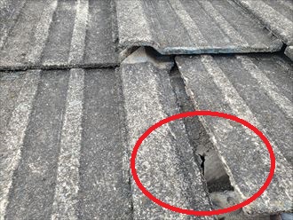 セメント瓦屋根の防水紙が破れて雨漏りが発生