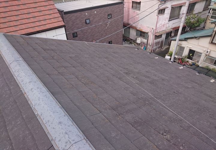 スレート表面の塗膜が劣化した屋根