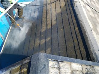 屋根塗装工事にて高圧洗浄の様子