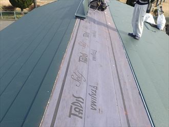 屋根カバー工事にてスーパーガルテクトを設置