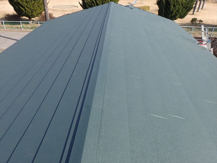 スーパーガルテクトを使用した屋根カバー工事が完了