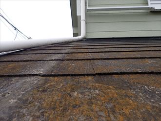 塗膜が剥がれて防水性が低下したスレート屋根