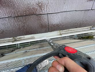 浦安市海楽にて行った屋根塗装工事にて高圧洗浄の様子