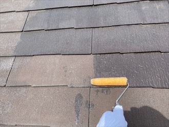 屋根塗装工事にて下塗りの様子