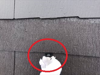 屋根塗装工事にて縁切りの為のタスペーサーを挿入
