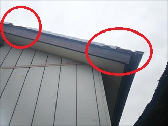 強風の影響により瓦屋根の袖瓦が落下
