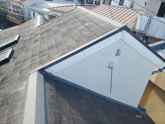 防水性が低下しているスレート屋根調査