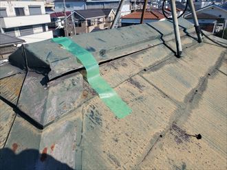 スレート屋根の棟板金が捲れています