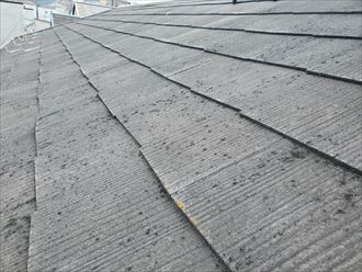 防水性が低下して苔・藻・カビが発生しているスレート屋根