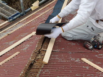 屋根の合わせ目には防水シートを敷設