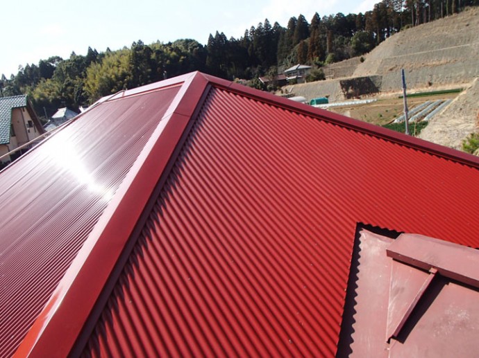 ガルバリウム鋼板の波板を使った屋根カバー工事が竣工