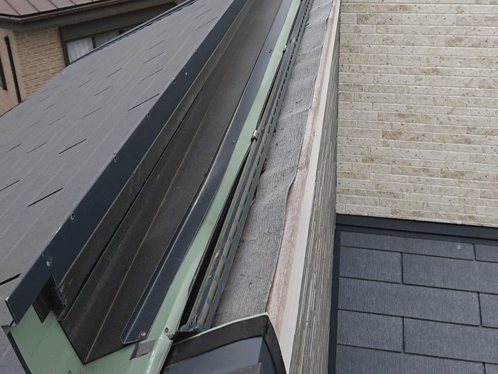 千葉市花見川区千種町にて差し掛け屋根の棟板金捲れを調査