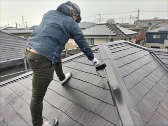 屋根塗装工事にて上塗りの様子